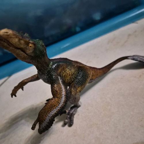 Papo Velociraptor dinosaur figure like new