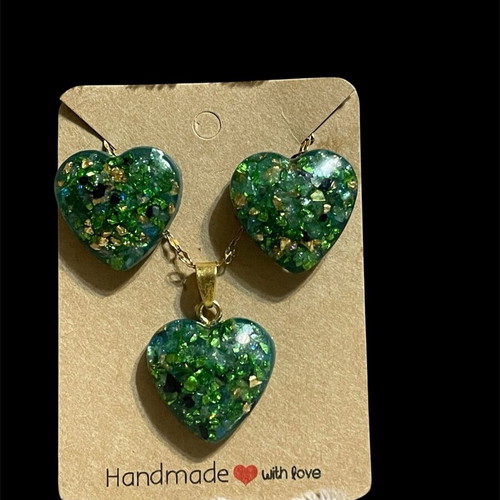 Jewelry set hearts new, handmade with resin and emerald stones