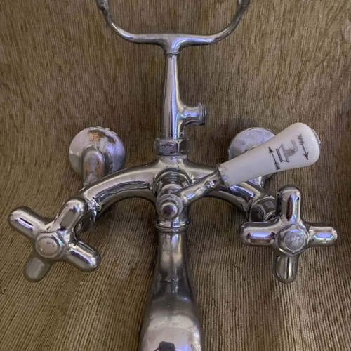 Vintage bathroom faucet used with unique design