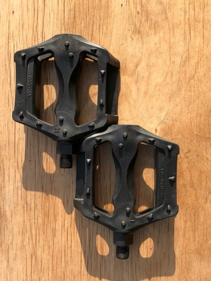 Πετάλια VP-560 μαύρα κατάλληλα για BMX καινούργια, με αντανακλαστικό άξονα 1/2