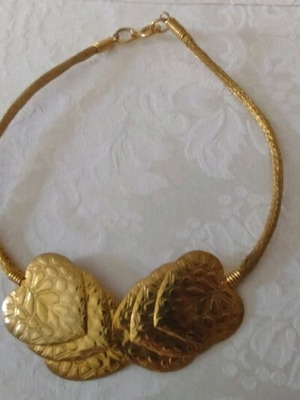Vintage 1980s necklace used with gold-plated leaf design