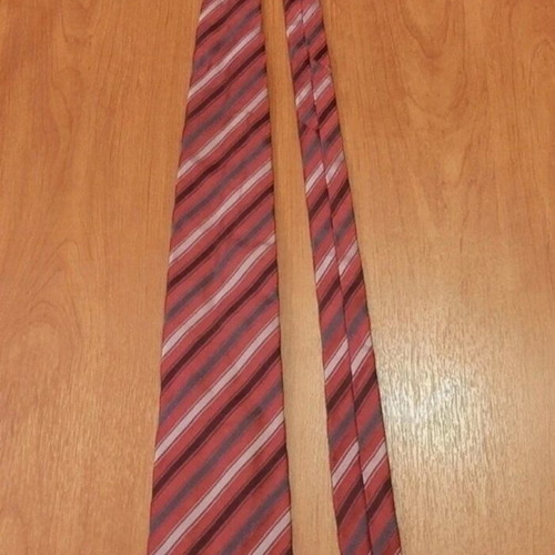 Glou tie used, red