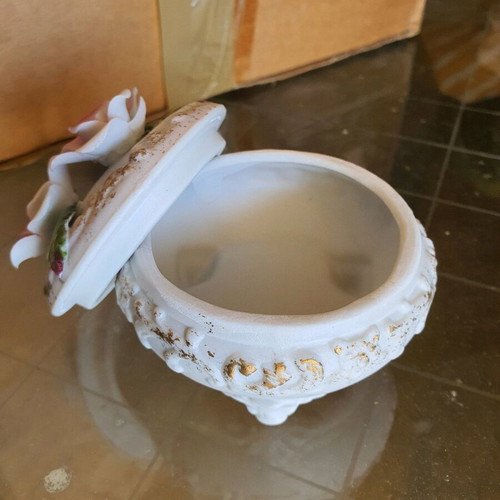 Porcelain box like new with decorative flowers