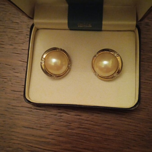 Earrings with pearl and rhinestones in embossed circle like new