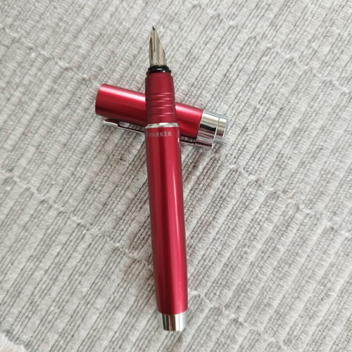 Parker Esprit fountain pen like new, Boudoir Red