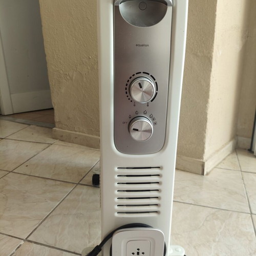 Equation oil radiator 2900 W like new with 11 fins and 4 power settings