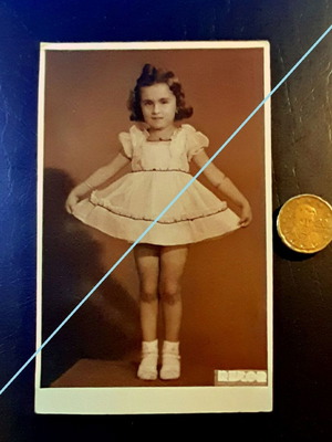 Vintage φωτογραφία στούντιο με πορτρέτο κοριτσιού με φόρεμα μπαλαρίνας, δεκαετία 1950