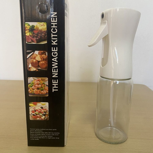 Oil spray bottle for kitchen use