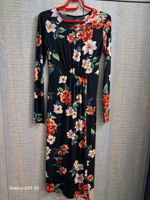 Φλοραλ φόρεμα Stradivarius από χυτό ύφασμα με σούρα και κρουαζέ, σαν καινούργιο