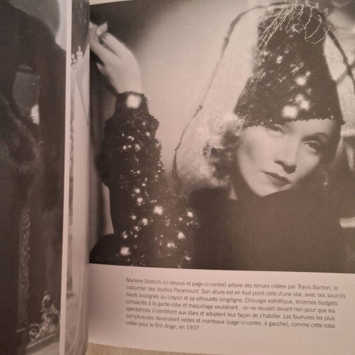Tres Tendance coffee table book like new, fashion of the 1900s