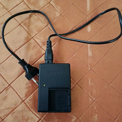 Sony Cyber-shot camera 7.2 megapixels used with battery and 2.0 Gb memory card