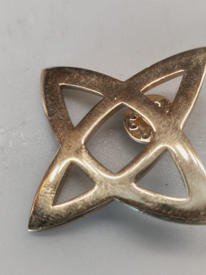 Καρφίτσα Magic Knot χρυσαφί, καινούργια, σύμβολο προστασίας Claire's