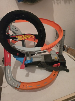 Hot Wheels racetrack used, battery operated