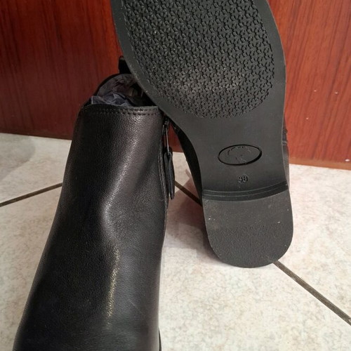 Black short ankle boots Y.E.S shoes new size 39