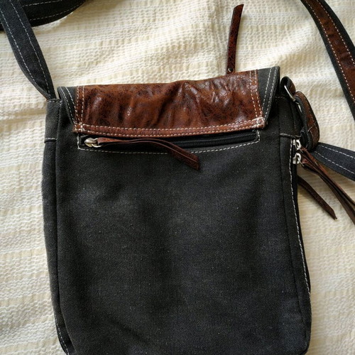 Youth crossbody bag like new, multicolored