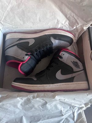 Nike Air Jordan 1 Mid Bred Shadow sneakers like new, size 42