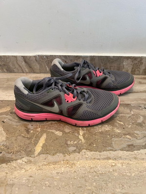 Nike athletic shoes used, women's size 38, multicolor
