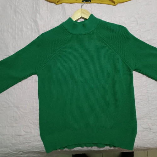 Green pullover used, size L