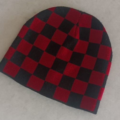Checkered Beanie Hat like new, unisex knit in red and black