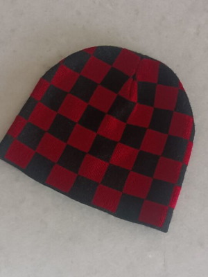 Checkered Beanie Hat like new, unisex knit in red and black