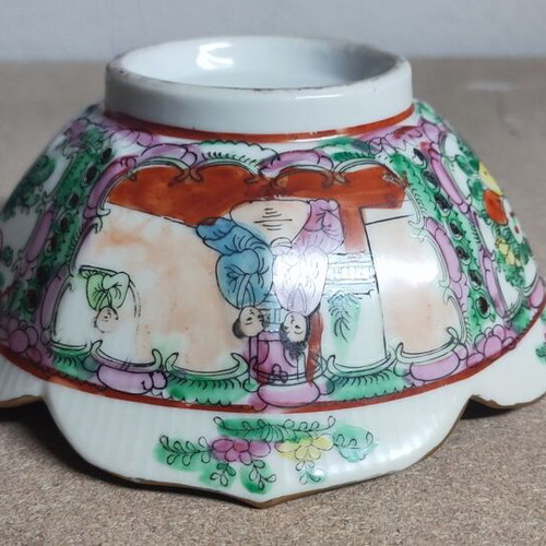 Vintage Chinese Rose Medallion Set with 17cm Bowl and 22.5cm Plate like new