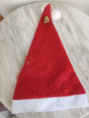 Σκουφάκι Αγίου Βασίλη με καμπανάκια μεταχειρισμένο, με φθορές