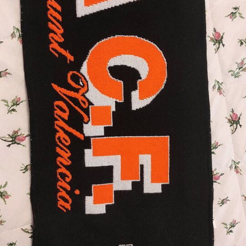 Valencia scarf like new