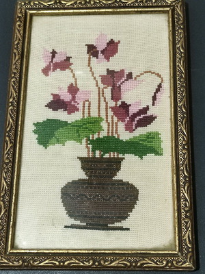 Vintage κεντημένο κάδρο σαν καινούργιο με κυκλάμινο σε βάζο