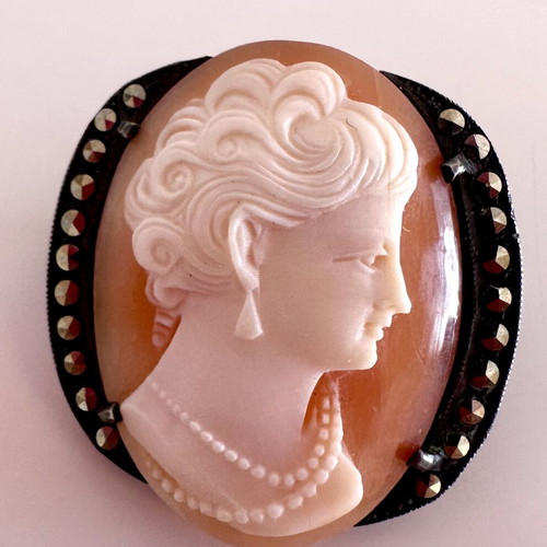 Vintage cameo silver brooch, like new