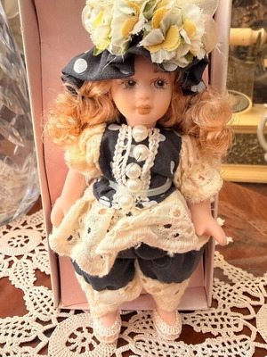Porcelain doll small, like new, 16cm in box