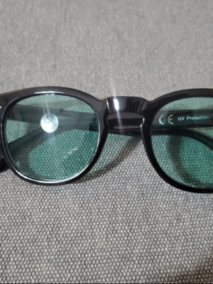Sunglasses with green lenses like new