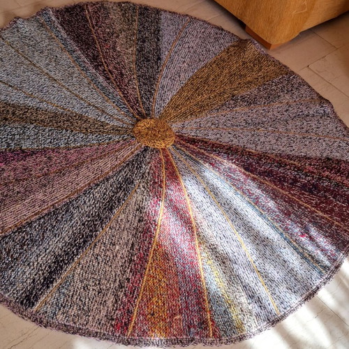 Handmade knitted rug 140cm like new, heavy and stable