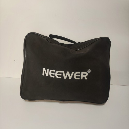 Neewer 80 x 80cm Bowens Mount Softbox with Grid and S-type Flash Bracket like new