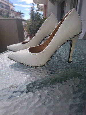 White Sergio Todzi pumps like new with studs and 9 cm heel