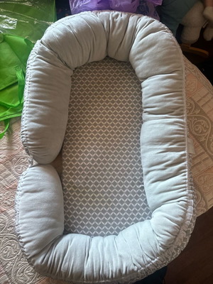 Quax baby nest used with small yellow stain