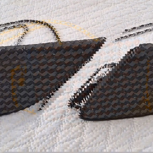 Τσάντα μεταχειρισμένη με μακριά αλυσίδα χιαστί