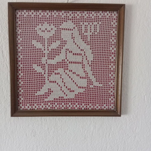 Crocheted framed art set like new, three sizes