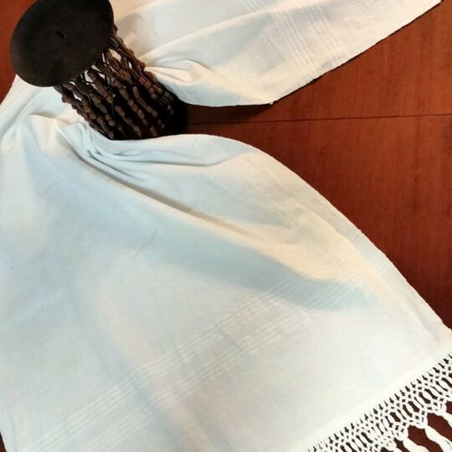 Vintage handmade cotton woven tablerunner with macramé and fringes like new