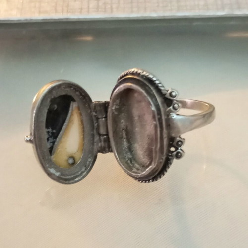 Silver 925 ring used with secret compartment and enamel