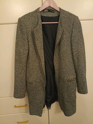 Zara coat used with zipper and black-white herringbone weave