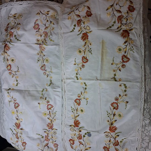 Tablecloths like new, various pieces of crochet and embroidered