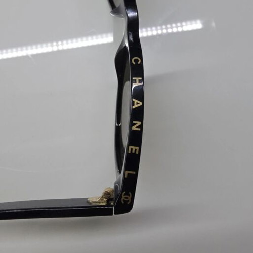 Chanel sunglasses with gold mirror lenses like new, black