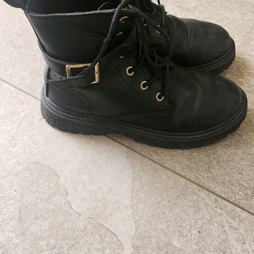 Black boots used for girls size 33 with fur lining