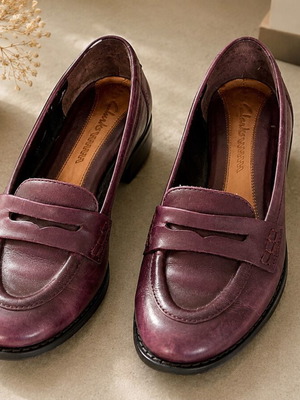 Clarks women's leather loafers size 37 like new, purple