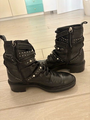 Μποτάκια Zara 38 μεταχειρισμένα σε καλή κατάσταση
