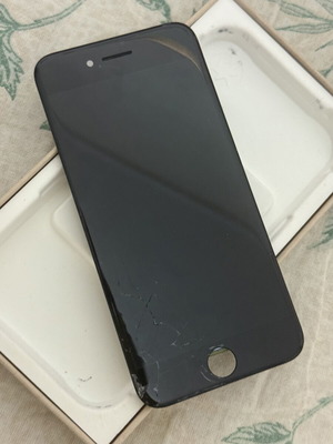 iPhone SE 2022 screen genuine broken, used