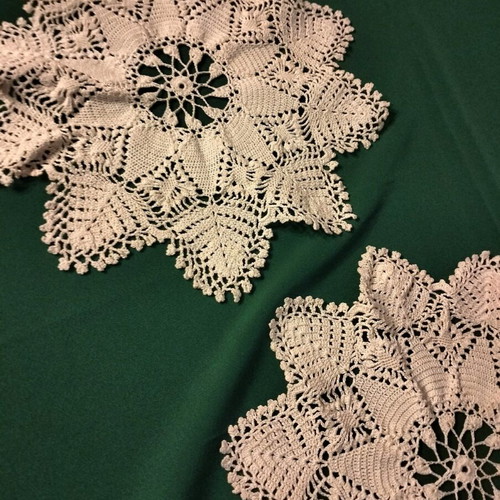 Handmade round doilies new, set of 2 pieces 23cm