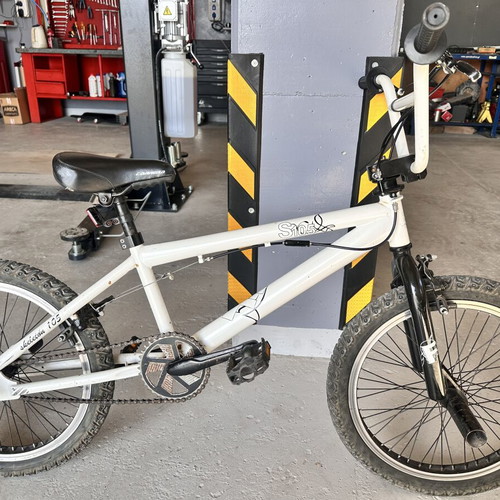 Mountain bike like new, 20 inch, white, V-Brakes