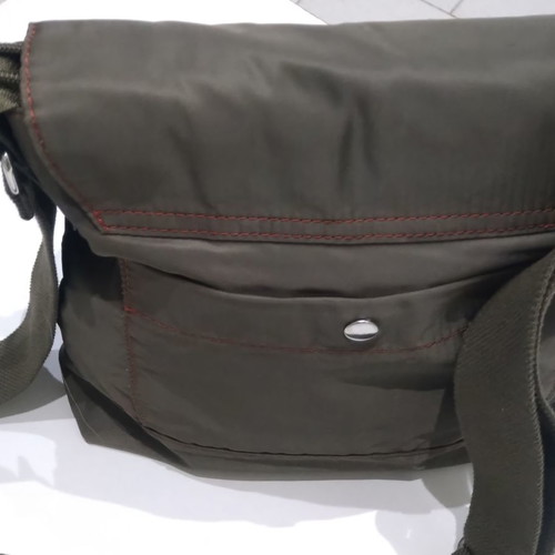 Shoulder bag in khaki color with many compartments, ideal for students