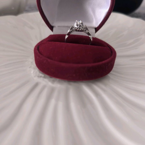 White gold 18k solitaire ring with 3 diamonds like new